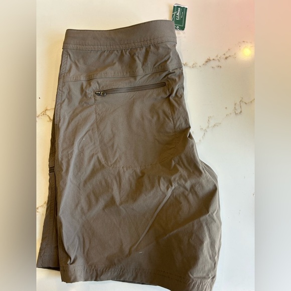 L.L.Bean utility shorts size 16 NWT - Picture 1 of 3